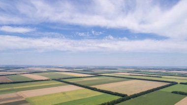 Tarım, bulutlu gökyüzü karşı çeşitli alanlarının havadan görünümü
