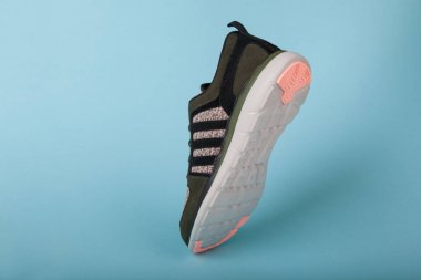 Varna , Bulgaristan - 13 Nisan 2019 : Adidas X Lite Woman spor ayakkabı, mavi arka plan. Ürün çekimi. Adidas, spor ayakkabı, giyim ve aksesuar tasarlayan ve üreten bir Alman şirketidir.