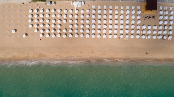 Вид сверху пляжа с белыми пумбреллами. Золотые пески, Варна, Болгария — стоковое фото