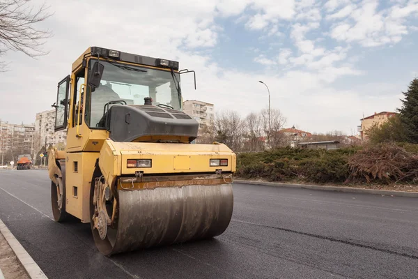 Large road-roller paving a road. Road construction — Stock Photo, Image