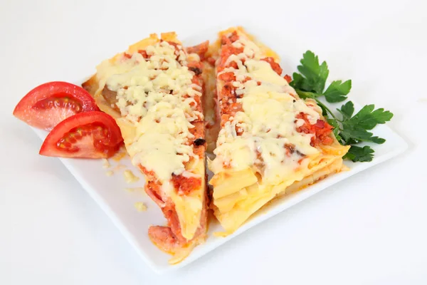 Italiaanse lasagne met decoratie op wit bord — Stockfoto