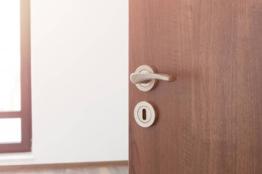 Ampty Room 'un yarı açık kapısı. Kapı kolu, kapı kilidi. Yeni ev kavramına hoş geldiniz.