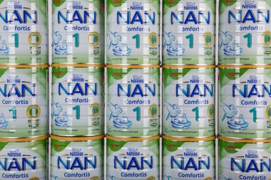 Varna, Bulgaristan - 13 Şubat 2019. Nestle nan comfort is 1 mağaza rafında. Nan Comfortis 1 doğumdan itibaren sağlıklı bebekler için beslenme tamamlandı.
