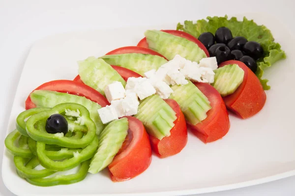 Ensalada de verduras frescas con tomate, pepino, pimienta, aceitunas y queso —  Fotos de Stock