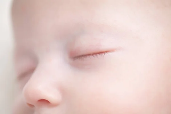 睡新生儿脸的特写照片. — 图库照片