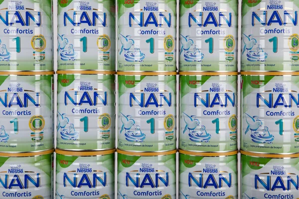 Várna, Bulgária-február 13, 2019. Nestle Nan comfortis 1 a boltban polc. Nan Comfortis 1 táplálkozási teljes egészséges csecsemők születéstől. — Stock Fotó