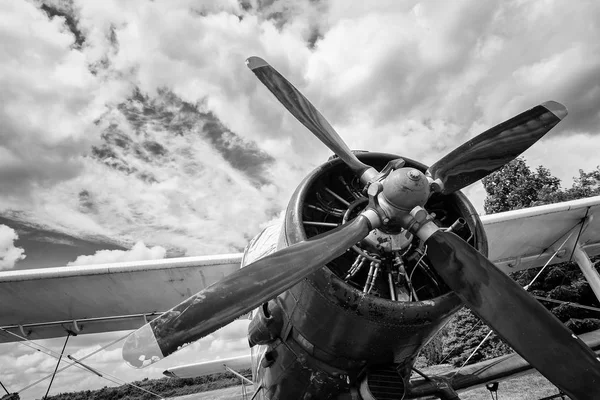 Close up van oud vliegtuig in zwart-wit — Stockfoto