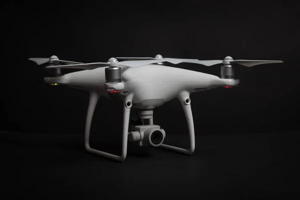 Drone bianco (Quadrocopter) con fotocamera su gimbal su sfondo scuro — Foto Stock