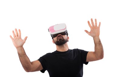 Sakallı adam sanal gerçeklik gözlüğü, gözlük kullanır. Izole. Vr kulaklık adam interaktif ekran bakıyor. Mobil oyun uygulamasını cihazda oynatma.