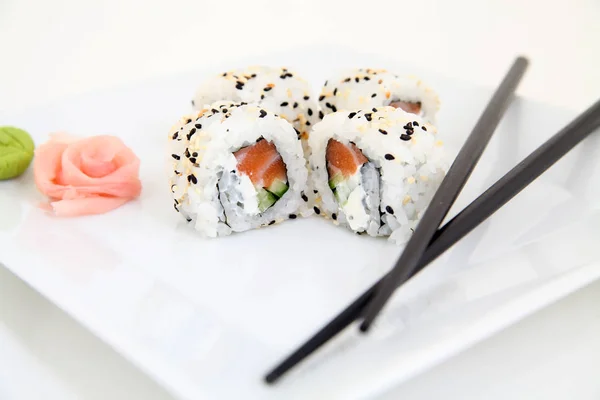Uramaki met zalm. traditionele Japanse sushi rolt — Stockfoto