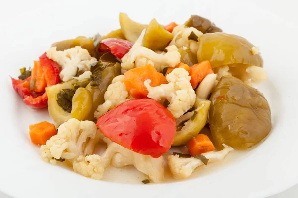 Маринованные овощи в белой тарелке — стоковое фото