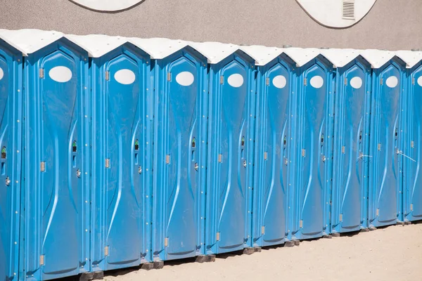Rij van blauwe draagbare, mobiele toiletten — Stockfoto