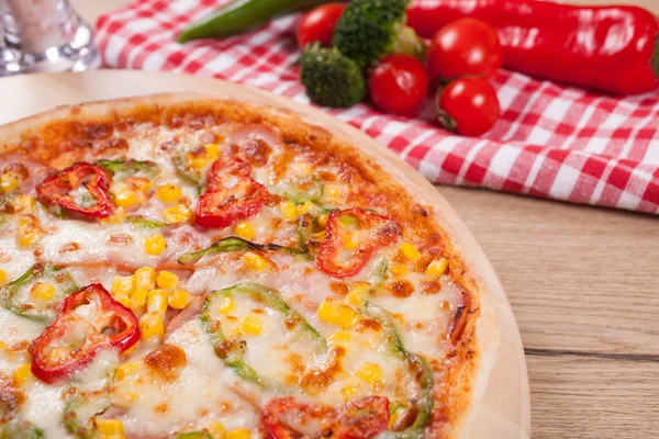 Primo piano della deliziosa pizza italiana con verdure e formaggio. — Foto Stock