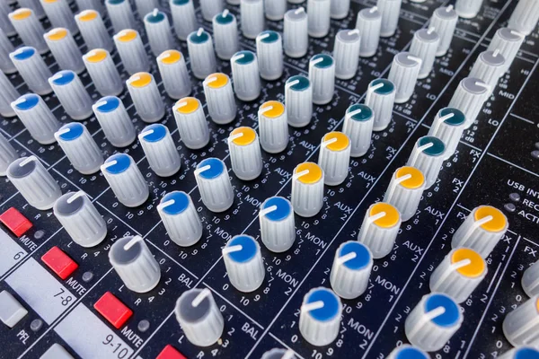 Närbild av musikutrustning för ljudmixer kontroll, elektronisk enhet. DJ Kontrollpanelen — Stockfoto