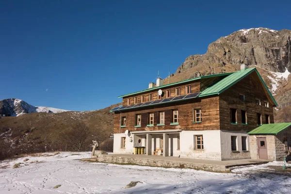 Rifugio vicino alla cascata praskalo uva passa e il picco Botev. Parco nazionale del Balkan centrale, montagna di Stara planina, Bulgaria — Foto Stock