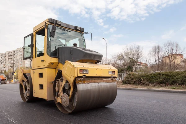 Large road-roller paving a road. Road construction — Stock Photo, Image