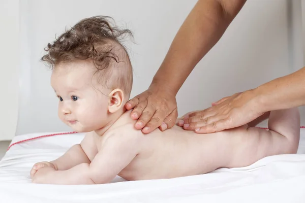 Madre está masajeando a su bebé —  Fotos de Stock