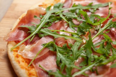 Prosciutto (parma jambon) ve arugula (salata roket ile Pizza yakın)