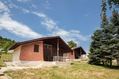 Ahşap bungalovlar ve Bahçe ormanın içinde. Tatil apartmens