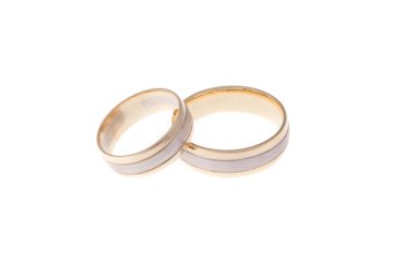 Altın alyanslar, beyazlar içinde izole.