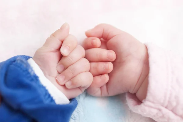 Primer plano de las manos de gemelos recién nacidos . — Foto de Stock