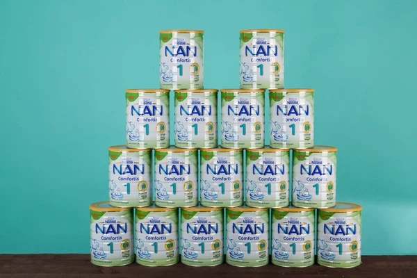 Varna, Bulgarien-13 februari, 2019. Nestle Nan Comfortis 1 på butikshyllan. Nan Comfortis 1 är näringsmässigt komplett för friska spädbarn från födseln. — Stockfoto
