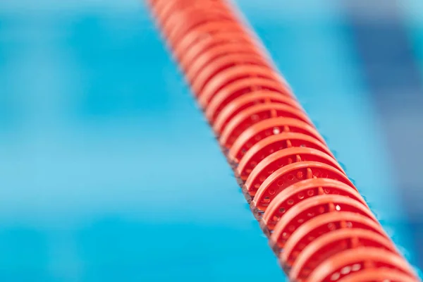 Primer plano del carril de natación en la piscina. Piscina de plástico flotante carril rompiendo olas —  Fotos de Stock