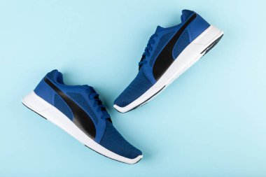 Varna, Bulgaristan-24 Nisan 2019: Puma St Trainer EVO örgü spor ayakkabıları mavi arka planda. Puma bir Alman şirketidir. Puma dünyanın en büyük üçüncü spor giyim üreticisidir. Ürün çekimi