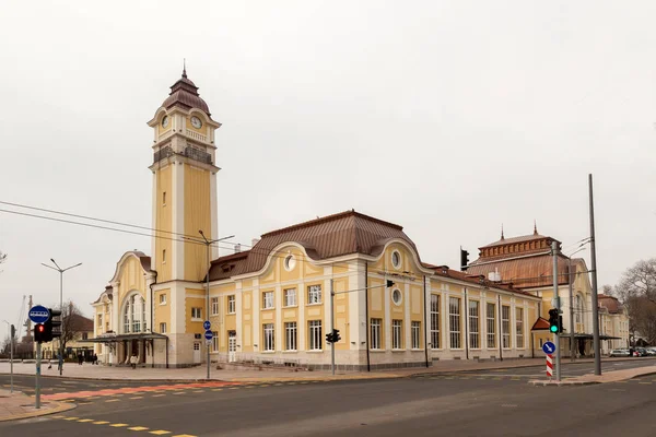 Burgas, Bulgarien-27 februari 2016: central stationen i Burgas, med klocktornet — Stockfoto