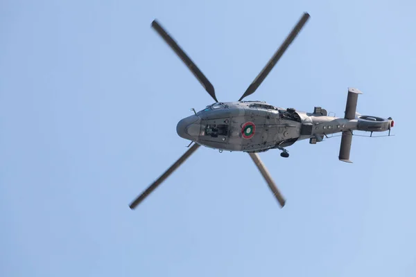 Militaire helikopter in vlucht — Stockfoto