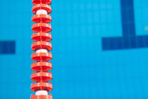 Primer plano del carril de natación en la piscina. Piscina de plástico flotante carril rompiendo olas — Foto de Stock