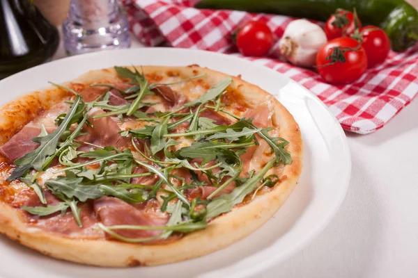 Primo piano della pizza con prosciutto (prosciutto crudo) e rucola (rucola d'insalata). Ortaggi — Foto Stock