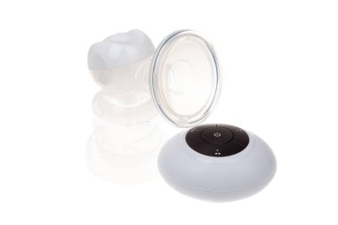 Yeni elektrikli göğüs pompası kiti, beyaz izole. Emzirme için