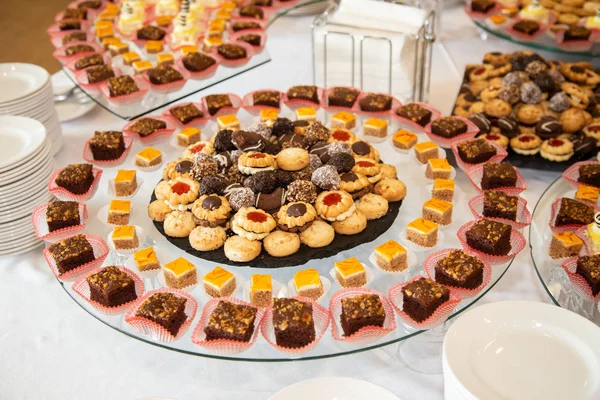 Delicioso bar de caramelos decorado, dulces en una mesa buffet en un evento de lujo o celebración. Abastecimiento de alimentos — Foto de Stock