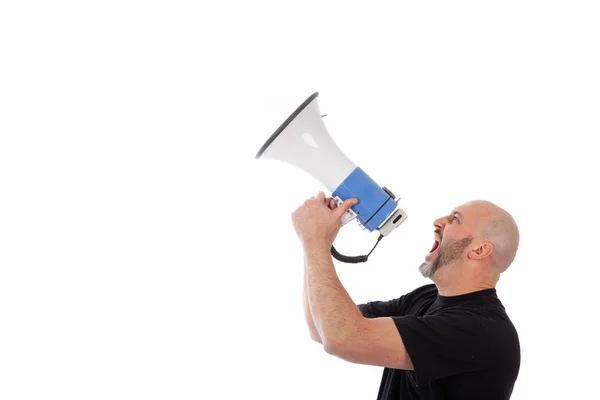 Retrato de um homem zangado a gritar com um megafone. Homem barbudo a gritar num megafone, isolado. Copiar espaço para o seu texto — Fotografia de Stock