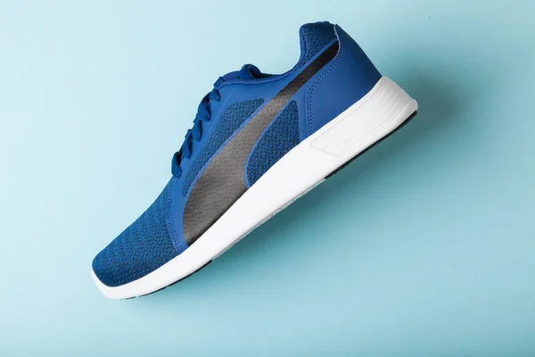 Varna , Bulgaristan - 24 Nisan 2019 Puma St Eğitmen Evo Örgü spor ayakkabı mavi arka plan. Puma bir Alman şirketi. Puma dünyanın üçüncü büyük spor giyim üreticisidir. Ürün çekimleri — Stok fotoğraf