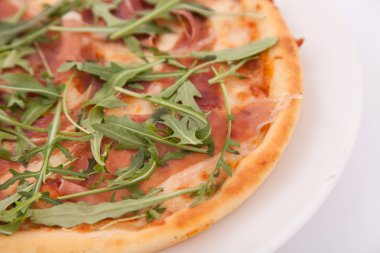 Prosciutto (parma jambon) ve arugula (salata roket ile Pizza yakın)