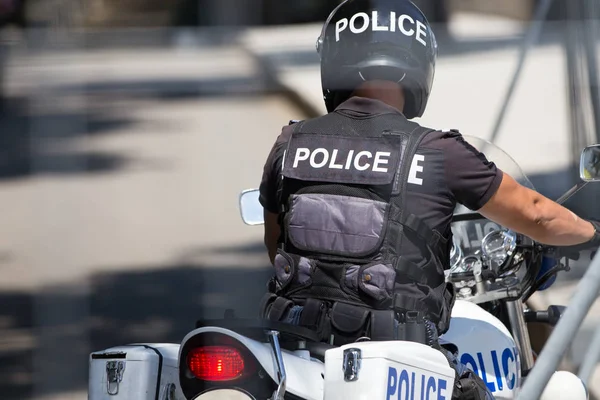 Policía en bicicleta de policía, motocicleta — Foto de Stock