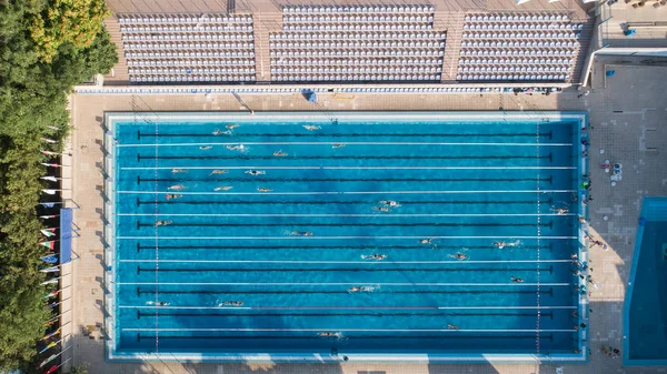 Felülről lefelé néző uszoda. Professzionális úszó gyakorlás, Várna Bulgária — Stock Fotó