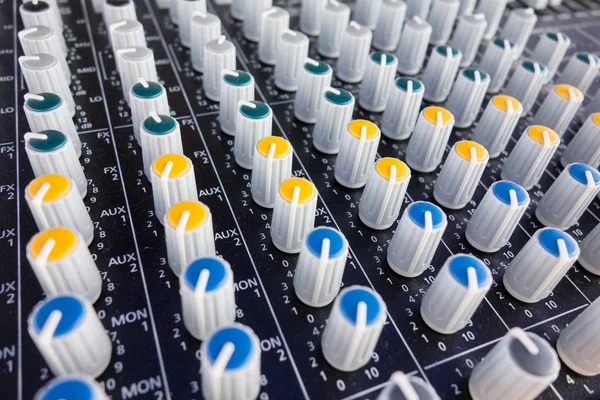 Uzavření hudebního vybavení pro ovládání zvukového mixeru, elektronického zařízení DJ ovládací panel — Stock fotografie