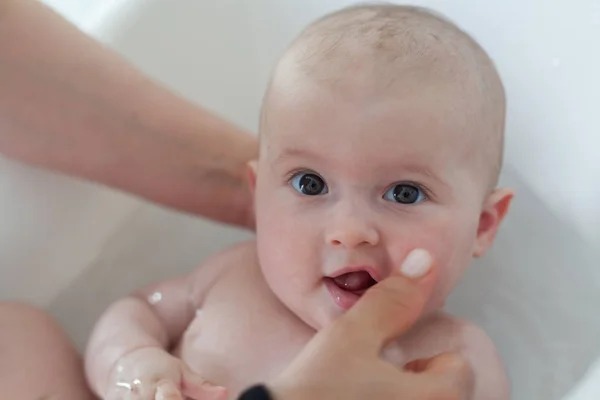 Le petit bébé est baigné par sa mère. Bébé mignon pendant le bain — Photo