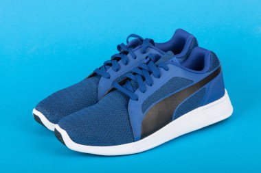 Varna, Bulgaristan-24 Nisan 2019: Puma St Trainer EVO örgü spor ayakkabıları mavi arka planda. Puma bir Alman şirketidir. Puma dünyanın en büyük üçüncü spor giyim üreticisidir. Ürün çekimi
