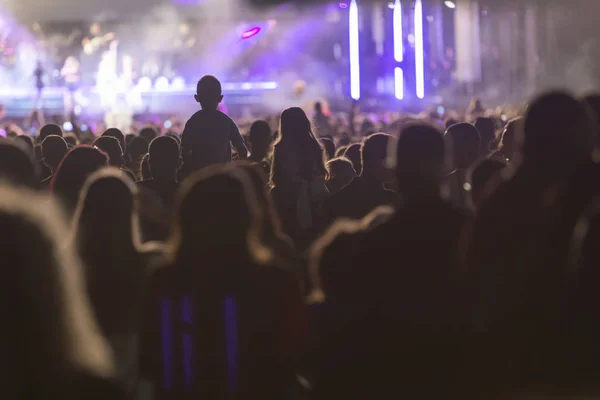 Silhouetten van concert menigte voor fase lichten. Fans tijdens een concert van het leven — Stockfoto