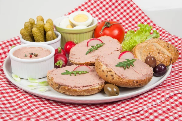 Plate with slices of bread with home made pate, decorated with vegetables — Stock Photo, Image