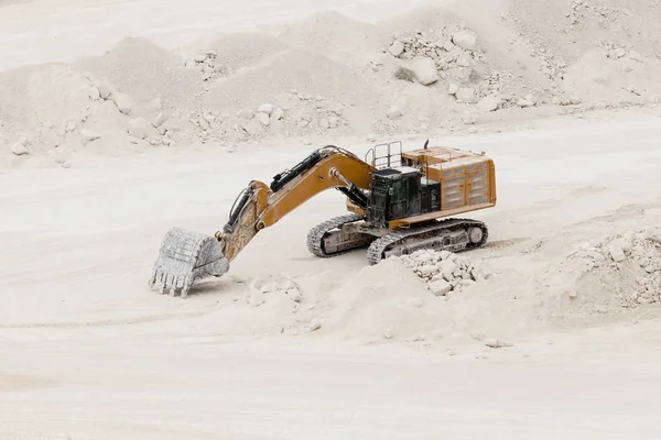 Large excavator. Quarry equipment. Mining industry. — Stock Photo, Image