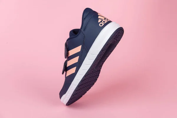 Varna, Bulgaria - 13 AGOSTO 2019: Zapatilla ADIDAS ALTA SPORT, sobre fondo rosa. Producto disparado. Adidas es una corporación alemana que diseña y fabrica calzado deportivo, ropa y accesorios — Foto de Stock