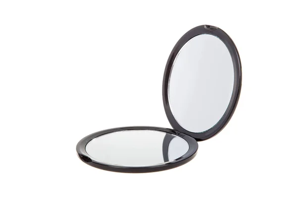 Kleine ronde spiegel van de cosmetische zak geïsoleerd op wit. Open — Stockfoto