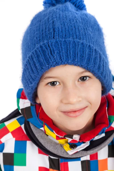 Zamknij portret uśmiechniętego chłopca w zimowe ubrania. Ładny chłopiec w kapeluszu z i szalik. Izolowane na białym tle Obrazek Stockowy