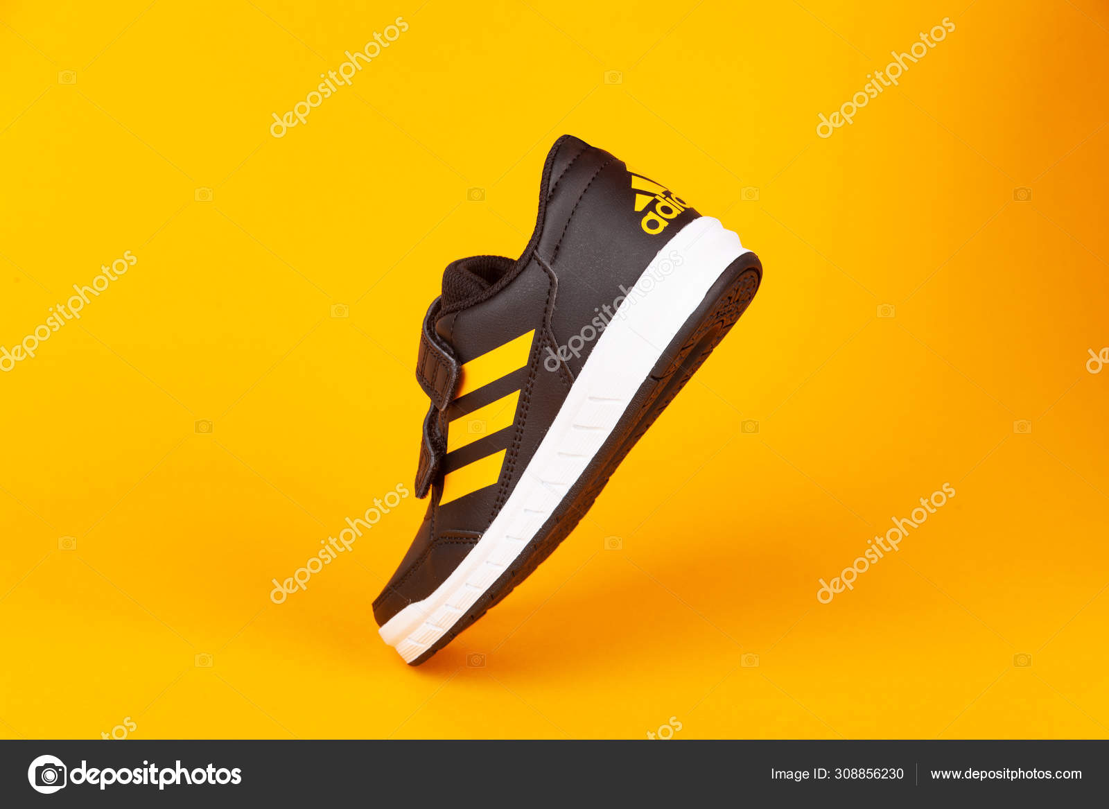 Voorkomen definitief pepermunt Varna , Bulgaria - AUGUST 13, 2019 : ADIDAS ALTA SPORT shoe, on yellow  background. Product shot. Adidas is a German corporation that designs and  manufactures sports shoes, clothing and accessories – Stock Editorial Photo  © dechevm #308856230
