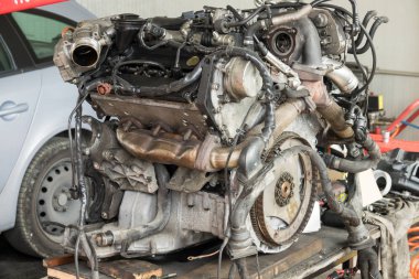 Araba motoru tamir dükkanı. Motoru tamir servis istasyonu.